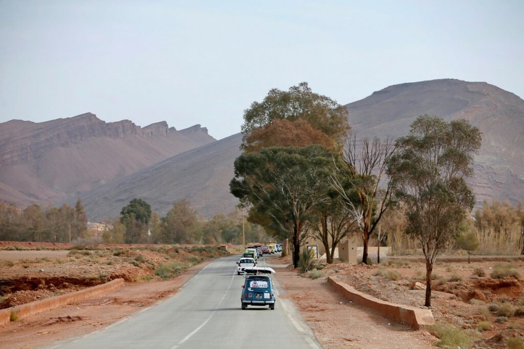La 4L de Sybille et Lucas pendant la course, direction le Maroc